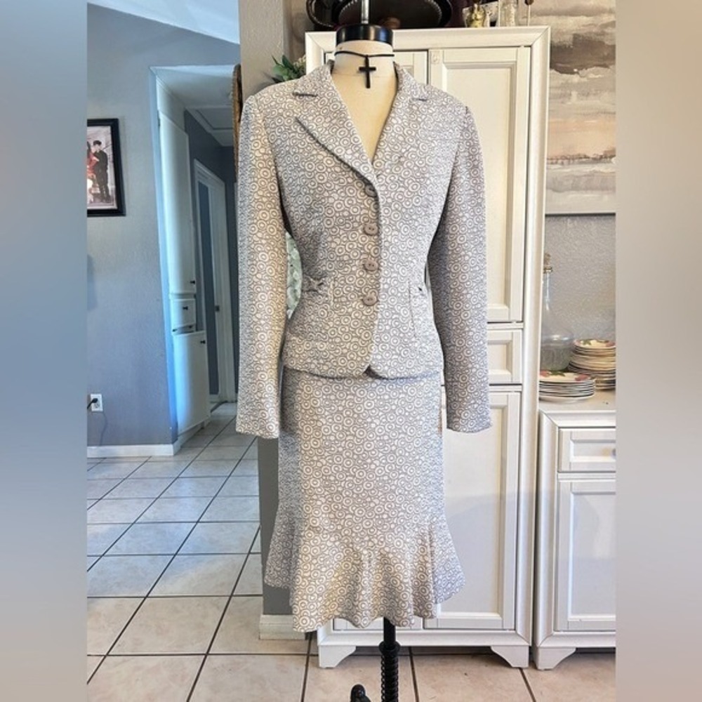 Women's Gray Patterned Skirt Suit Set - Classic Blazer & Flounce Hem Skirt - Picture 11 of 11